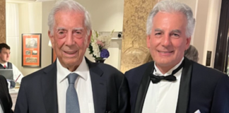 Álvaro Vargas Llosa hereda el título español de Marqués que ostentaba su padre