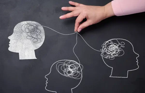 Cuando la moda decide por nosotros: masas, consumo y pérdida de identidad